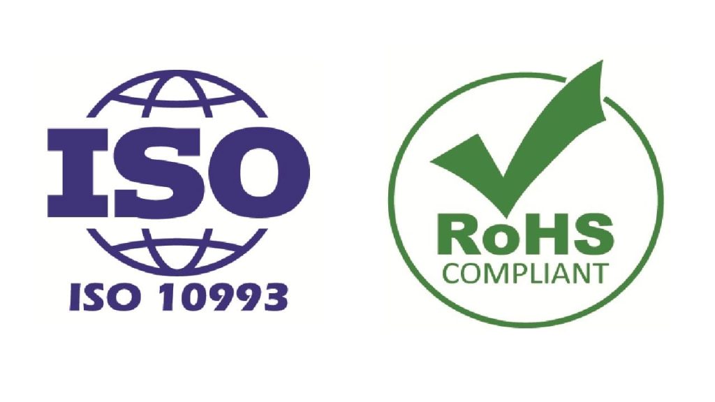 醫療器材與環保雙認證標章圖。左側為深藍色的 ISO 10993 標誌；右側為綠色的圓圈勾選標誌，代表RoHS 環保合規認證標章。