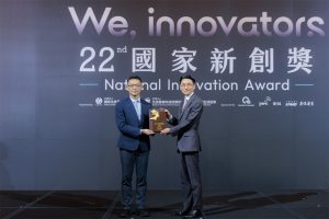 第22屆國家新創獎頒獎，喬彥科技代表黃飛文董事長上台領獎照片