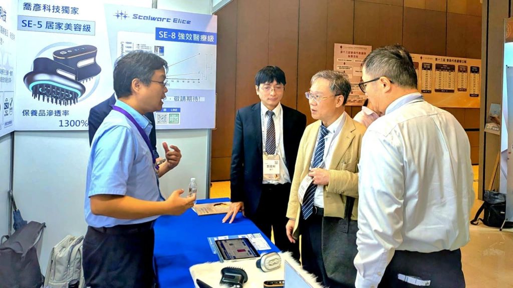 喬彥科技為來攤醫師解說產品服務