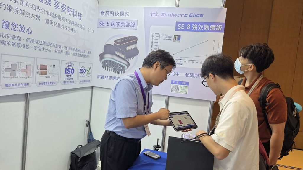 喬彥科技為來攤醫師講解產品
